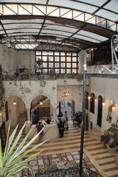 Illustrations : Maison antique du village de Sergilla © Mission archéologique de la Syrie du Nord – Palais alépin des XVIIe-XVIIIe s. transformé en hôtel © Jean-Claude David, laboratoire GREMMO