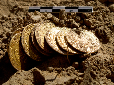 Huit dinars en or trouvés lors de la campagne 2011 © MOM
