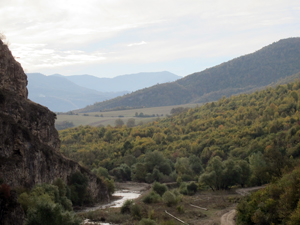 Paysage depuis la grotte de Getahovit dans la région du Tavush,nord-est de l’Arménie © Mission française archéologique « Caucase » du MAEDI