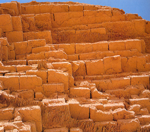 Assises de briques crues et chaînages de lits de roseaux dans le cœur de la ziggurat d'Aqar Quf, Iraq (© M. Sauvage)