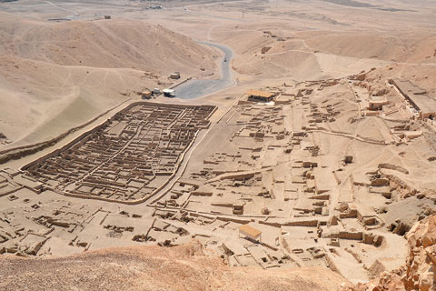 Deir el-Mediana, vue générale depuis la colline de Gournet Mouraï, à l’est © Ifao 