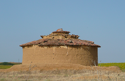   Pigeonnier monumental en pisé. Castille (Espagne), XXe s. (C.-A. de Chazelles)