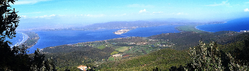 Vue panoramique de la lagune d'Orbetello, en Etrurie, depuis le Monte Argentario. Ce dernier est une ancienne île, rattachée à la terre par un triple tombolo. © Gille Brocard