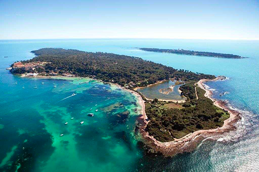 Les îles de Lérins vues d'avion : Sainte-Marguerite (Lero), avec Saint-Honorat (Lerina) en arrière-plan © Éric Dervaux, ville de Cannes