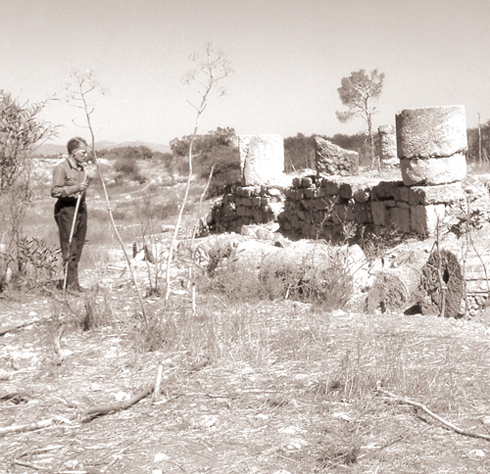 Jean Pouilloux dans les ruines du temple de Zeus © Mission française archéologique Kition-Salamine