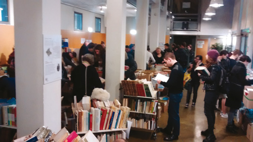 Braderie de livres à la MOM © Bibliothèque 
