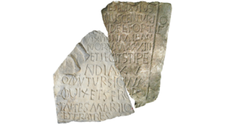 Épitaphe fragmentaire d’un centurio décédé à Sucidava (Dacie Ripuaire), dont les deux morceaux jointifs sont conservés dans des musées différents, de Bucarest (IAB, inv. n° L 1086) et Craiova (inv. n° I 5596) © clichés Dan Dana