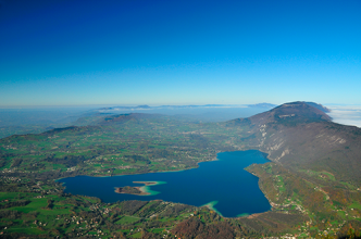 Les deux îles émergeant des eaux du lac d'Aiguebelette, vue depuis la montagne de l'Épine à l'est © R. Masson