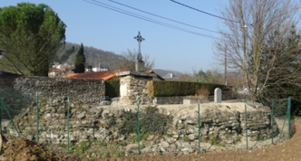 Vue actuelle du site de Saint-Ferréol (vers le Sud-Est) avec les vestiges de l’abside de la basilique