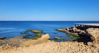 Photographie du rivage de Jablé, marqué par la multiplication  de constructions en béton, non planifiées, au contact immédiat de la mer.