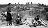 Mary Ross Ellingson en Olynthe. Mary Ross Ellingson, Alex Schulz, George Mylonas, Gladys Davidson (gauche à droite), J. Walter Graham (derrière le mur) et des ouvriers au déjeuner dans la salle C de la maison de l’acteur comique, 1931 © University of Evansville