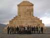 Photographie de l’équipe irano-française de la mission archéologique « Shiraz » prise devant la tombe de Cyrus au cours de la campagne 2018 à Pasargades (crédits : Kourosh Mohammadkhani, Mission archéologique irano-française « Shiraz »)