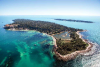 Les îles de Lérins vues d'avion : Sainte-Marguerite (Lero), avec Saint-Honorat (Lerina) en arrière-plan © Éric Dervaux, ville de Cannes