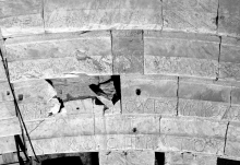 Les 4 premiers rangées de la 8e section de gradins du grand théâtre de Larissa (Archives thessaliennes de Lyon) Les 4 premiers rangées de la 8e section de gradins du grand théâtre de Larissa (Archives thessaliennes de Lyon)