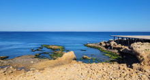 Photographie du rivage de Jablé, marqué par la multiplication  de constructions en béton, non planifiées, au contact immédiat de la mer.