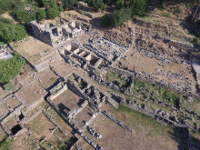 Vue de l’Andrôn A et de la terrasse du temple de Labraunda - crédit photo O. Henry, 2020 Vue de l’Andrôn A et de la terrasse du temple de Labraunda - crédit photo O. Henry, 2020
