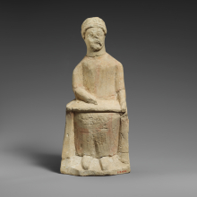 Statuette en calcaire d'un jeune scribe ; Golgoi-Agios Photios, époque classique Statuette en calcaire d'un jeune scribe ; Golgoi-Agios Photios, époque classique