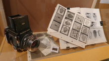 Appareil photo Mamiya, clichés, tirage et publication. Exposition Au travail. 50 ans de recherche à la MOM © cliché Karyn Mercier, CNRS, MOM