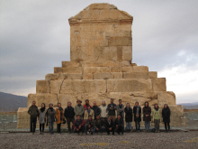 Photographie de l’équipe irano-française de la mission archéologique « Shiraz » prise devant la tombe de Cyrus au cours de la campagne 2018 à Pasargades (crédits : Kourosh Mohammadkhani, Mission archéologique irano-française « Shiraz ») Photographie de l’équipe irano-française de la mission archéologique « Shiraz » prise devant la tombe de Cyrus au cours de la campagne 2018 à Pasargades (crédits : Kourosh Mohammadkhani, Mission archéologique irano-française « Shiraz »)