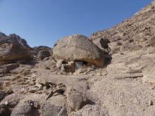 Photographie d'un Abri sous roche utilisé comme remise par des bédouins Ma’aza dans le désert Oriental d’Égypte (Crépy M., mars 2022, MAFDO)