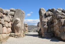 Porte des lions de Hattusa, capitale du royaume hittite. Source wikimedia CC BY-SA 2.0 / Carole Raddato, Frankfurt, Germany