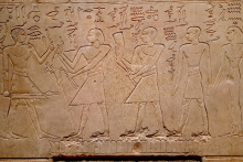 Le directeur des artisans, scribe et sculpteur Irtysen et ses enfants : stèle Louvre, DAE C 14, détail (XIe dynastie, v. 2025-2005). Cliché L. Postel