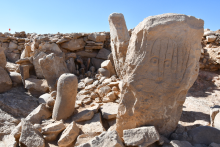 Deux stèles anthropomorphes dressées dans la structure rituelle découverte sur le site JKSH P52, secteur des Jibal al-Khashabiyeh (© Mission Archéologique du Sud-Est Jordanien). Deux stèles anthropomorphes dressées dans la structure rituelle découverte sur le site JKSH P52, secteur des Jibal al-Khashabiyeh (© Mission Archéologique du Sud-Est Jordanien).