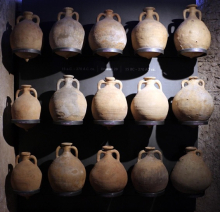 Collection d'amphores Dressel 20 au Musée des forums impériaux des marchés de Trajan (Museo dei Fori Imperiali) Rome (photo: Sailko) Collection d'amphores Dressel 20 au Musée des forums impériaux des marchés de Trajan (Museo dei Fori Imperiali) Rome (photo: Sailko)