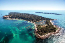 Les îles de Lérins vues d'avion : Sainte-Marguerite (Lero), avec Saint-Honorat (Lerina) en arrière-plan © Éric Dervaux, ville de Cannes