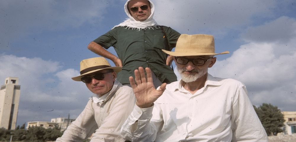 Jean-Paul Rey-Coquais (debout), en compagnie de Claude Mondésert (à gauche) et de Jean Starcky (à droite), sur le site de Tyr au Liban en août 1968 (photo d’Olivier Aurenche © CNRS Laboratoire Hisoma, archives IGLS)